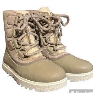 SOREL boots with outer shearling, new, Size 6.